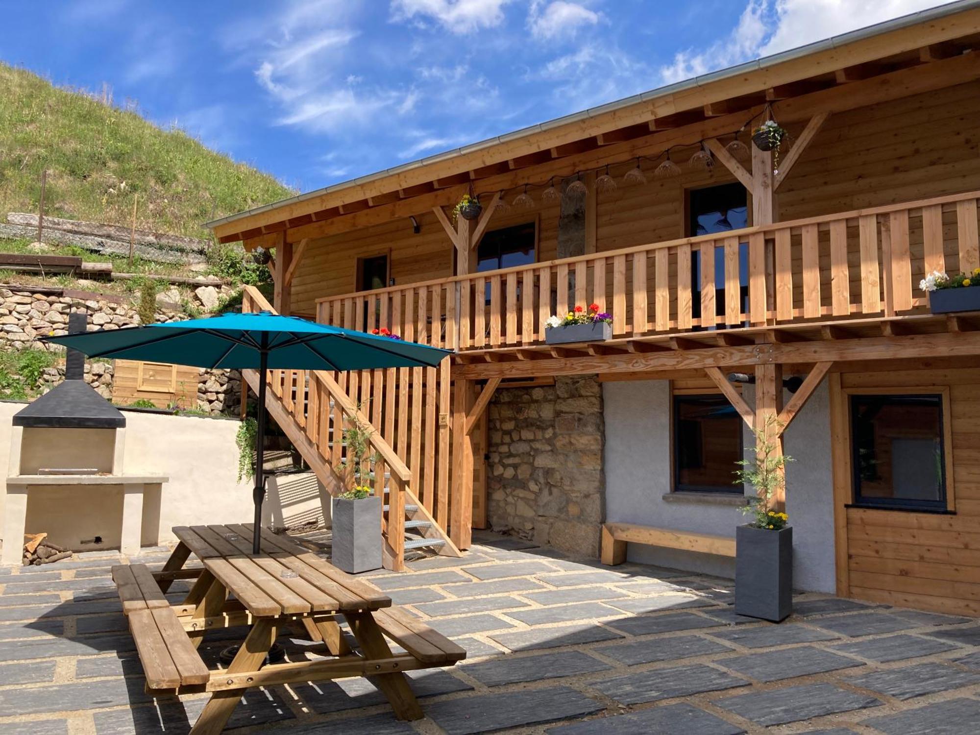 Maison Canelle Le Clos Des Ours Matemale Exterior photo